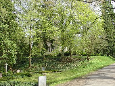 ドイツの墓地は広々としており、緑も多いので公園のよう。サイクリングや散歩をする人も多くいて、明るい雰囲気。