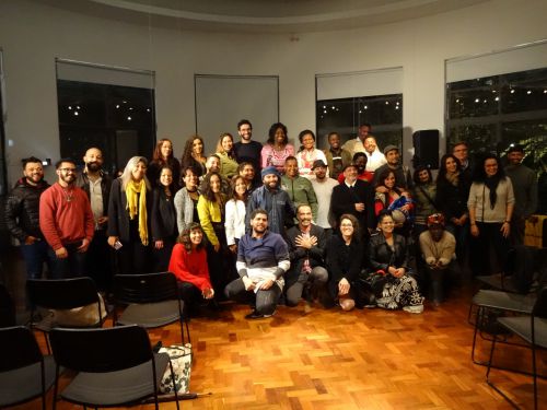 「SARAU DOS MIGRANTES E DOS DIVERSIDADE(移民と多様性の夜会)」に参加した人々の記念写真