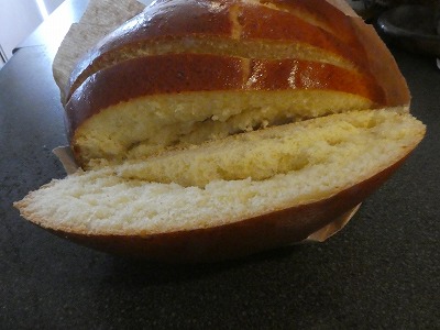 サフラン入りのクショールと呼ばれるパンも、軽い口触りで食べやすいです。