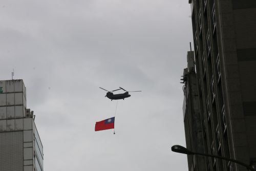 輸送用大型ヘリコプターCH-47が青天白日旗を掲げて入場い