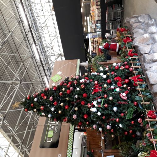 大手スーパーの店内に登場したクリスマスツリー