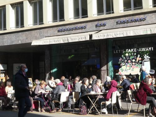 フランス語圏に接するベルン州では、今も多くの人々がカフェやレストランで食事を楽しんでいます（ベルンにて/2020年11月13日撮影）