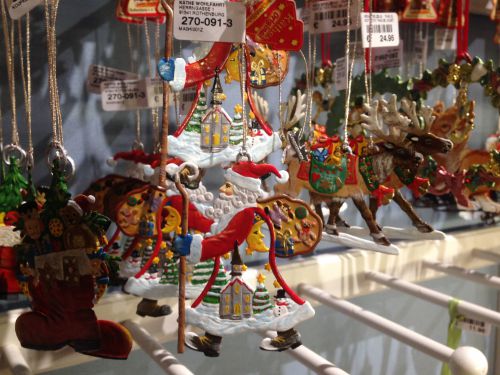 サンタクロースの衣装やトナカイの装飾を見てください！