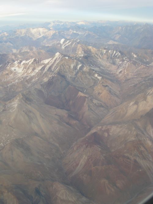 サンチアゴ市近くの、チリとアルゼンチン国境付近のアンデス山脈（筆者撮影）
