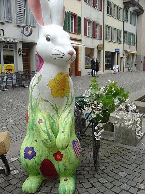 ウサギは、ヒヨコや卵などと同様、『豊穣』『新しい命』を表すイースター（復活祭）の象徴となっています