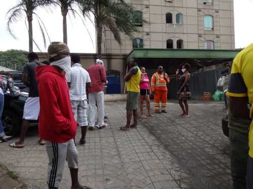 NGOアフリカ・ド・コラソンが食料と衛生用品の寄付の申し込みを受け付けた時のビルの前