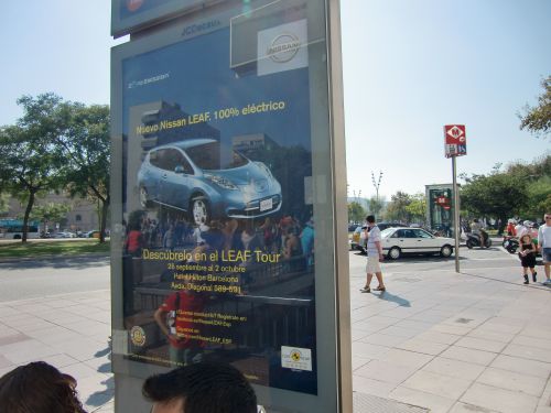 バルセロナ市道路わきにあった日産の広告