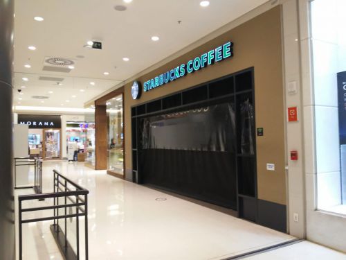 ショッピングセンターの営業が再開されても、館内の飲食店はまだ閉店している