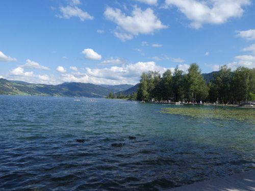 澄んだ水を湛える、エーゲリ湖（Ägerisee）。