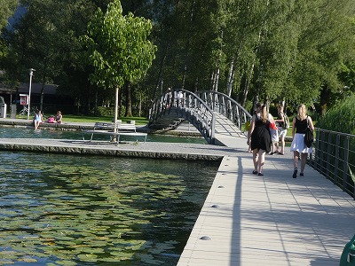 湖の周りは川や橋、散策道、公園、白樺の林などがあり、リラックスできる雰囲気。