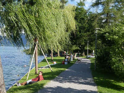 湖で泳ぐ人（冷たそう！）、湖畔の芝生でピクニックや昼寝をする人たちが結構いました