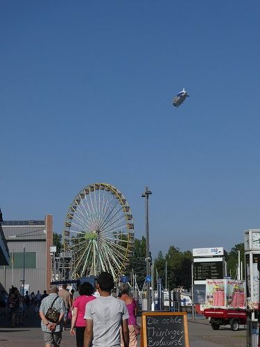 フリードリッヒスハーフェンの町にて。頭上には飛行船が。