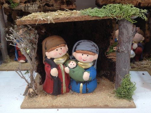 キリスト降誕シーン。お手製の木の家の中に、現代風の可愛い人形のクレッシュ発見！