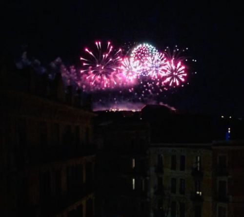2021年新年の花火をアパートのテラスから撮影