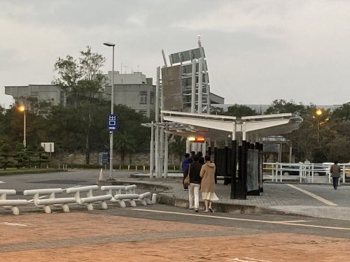 帰りのバスを待つ人も少なく…