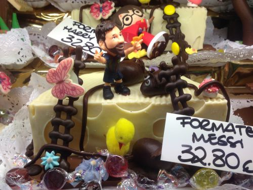 バルセロナ市内のパテスリー店で販売していたメッシの復活祭のケーキ。