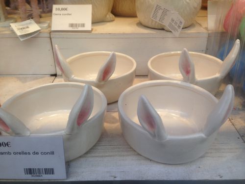 ウサギの耳付きお皿がオリジナルですね！