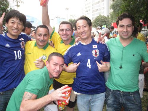 2014年のＷ杯ブラジル大会では日伯両国サポーターが相互に触れ合い、親善を深めた（サンパウロ市の応援会場広場で）
