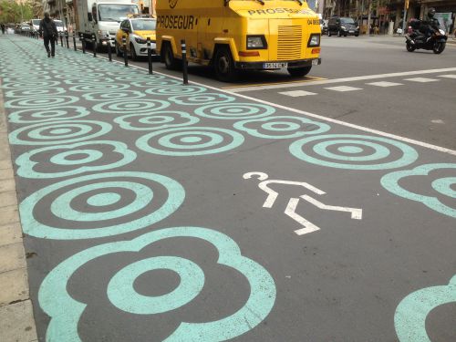 道路塗装で強調され、歩道だと表示。色やデザインがカワイイですね