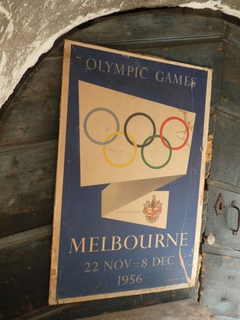 壁にこんな古そうな看板が。1956年メルボルンオリンピックとありました。