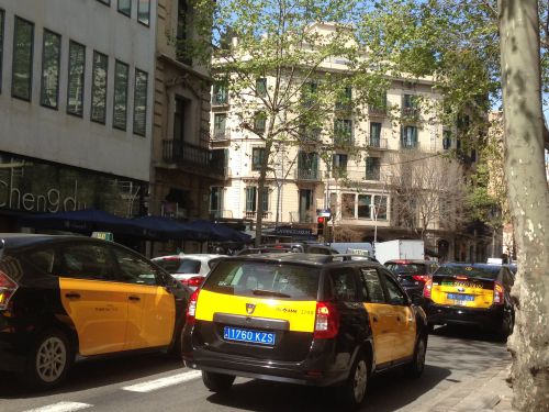 バルセロナのタクシーが再び街を走り始めた