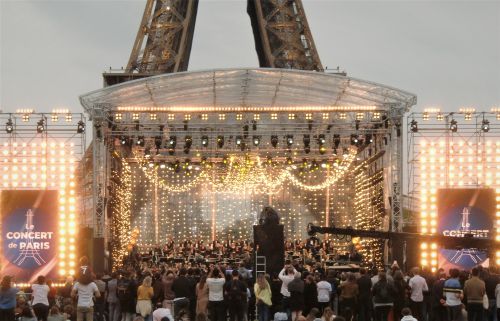 エッフェル塔下の「パリ・コンサート」会場