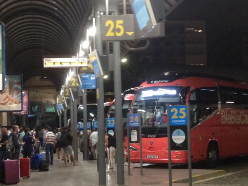 出発するバスが多い夜間に撮影。バルセロナ北駅