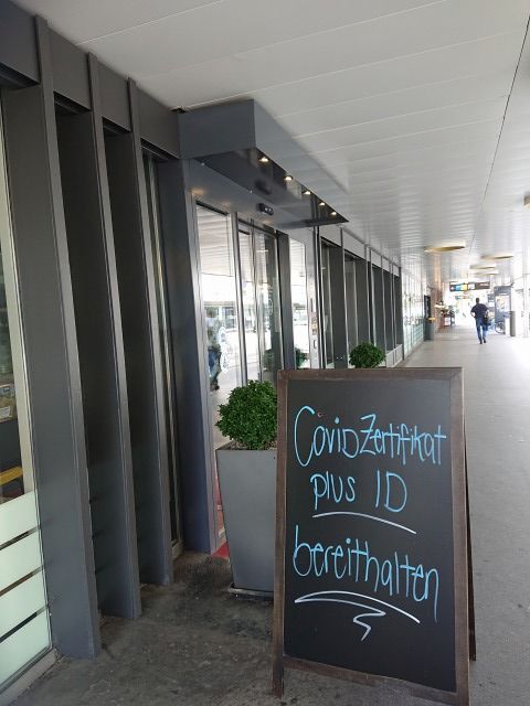 ホテルの入り口には「COVID証明書及び身分証明書のご用意を」という看板が。
