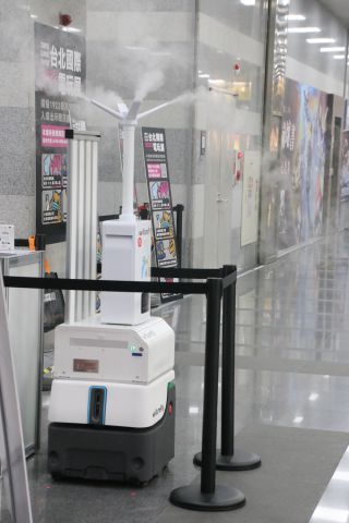 入口に置かれた消毒用ロボット