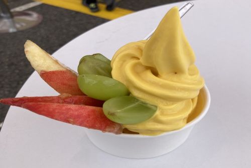 カボチャのソフトクリームに日本産フルーツをトッピングした限定メニュー