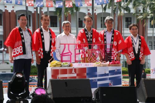 開会式の様子（左から３人目の白いシャツの男性が行政院の陳建仁院長）