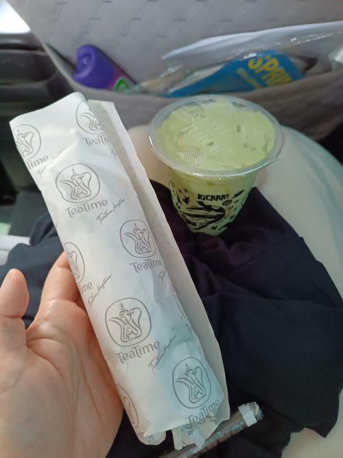 カタールの喫茶店のドライブスルーで購入したアボカドジュースとシンプルなサンドイッチ
