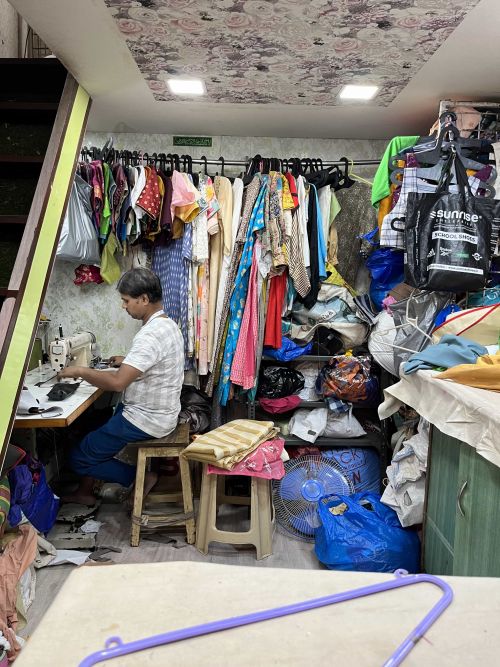 狭い店舗が連なり、商売をしています。インドの商店はこのように店舗が狭いのが普通です