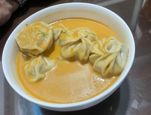 ネパール料理レストラン「ロイヤル」のスープ・モモ