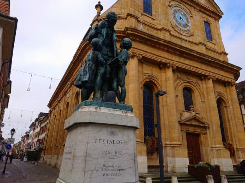 広場にあるペスタロッチの像