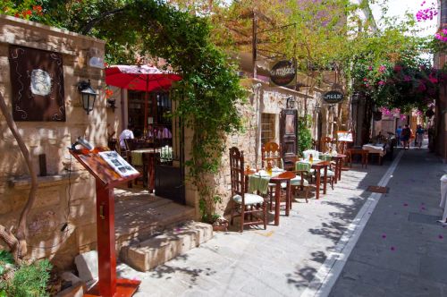 クレタ島の街並み。地元の人たちがくつろぐカフェやレストランが軒を連ねる