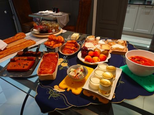 フランス風の朝食。美味しそうなパンやケーキ、フルーツがたくさん