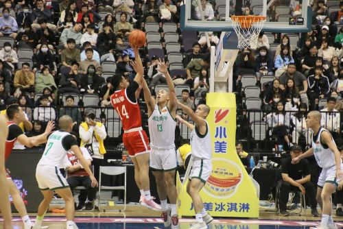 準決勝でシュートを打つ曹祐寧