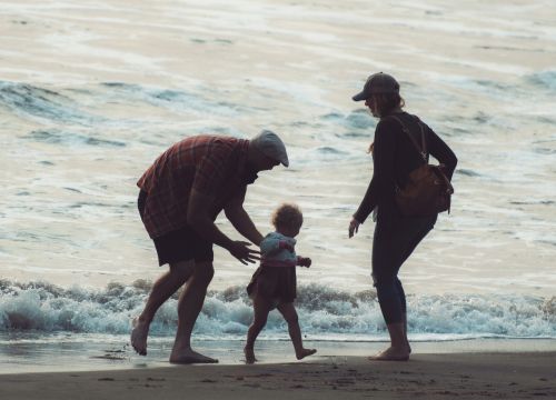 子供が幼少時は両親ともに育児参加度が高いが、それ以降は…