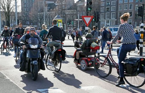 このような状況でも、オランダ人は自転車によく馴れていて上手に乗りこなす