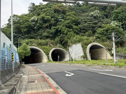 終点の雙城駅に向かうトンネルの入り口