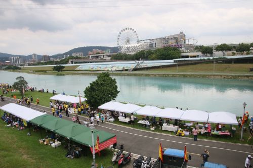 河岸に並ぶ屋台など