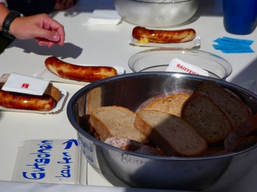 食べ物のスタンドで購入した、熱々でジューシーなソーセージ