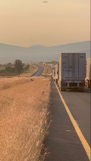 長距離バスで移動中の家族も、12時間缶詰です