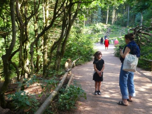 サルと記念撮影をしていた親子