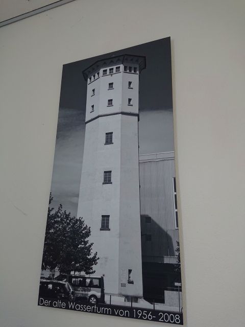 昔はこのようなレトロな風貌の給水塔でした