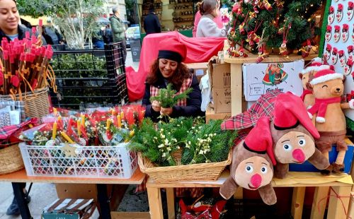 中央はドアに飾るブーケ、右側はカガティオ人形が並ぶブース