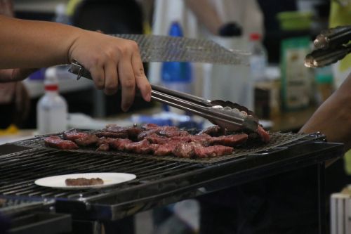 鉄板の上で焼く石垣牛