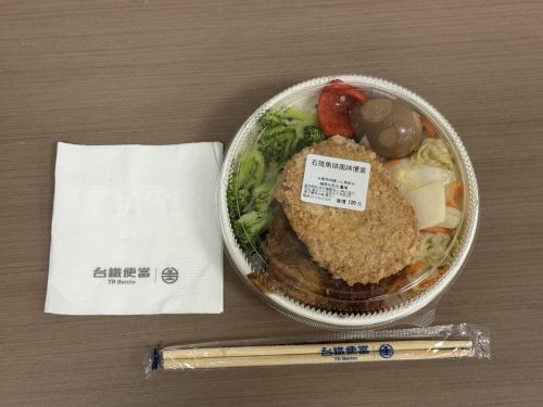 石斑魚排風味便當・１２０元（約５９７円）