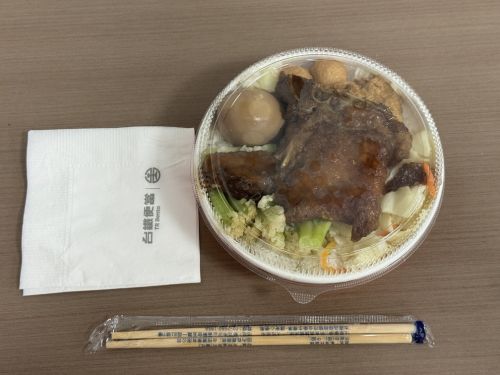 台北餐務室の排骨經典便當